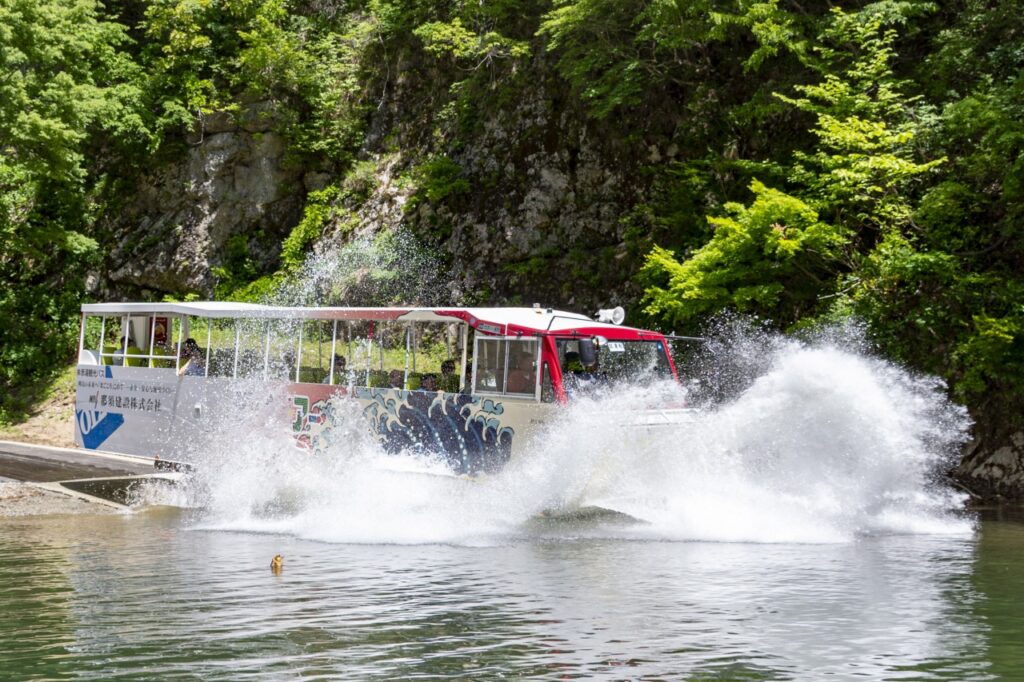 水陸両用バス in ながい百秋湖